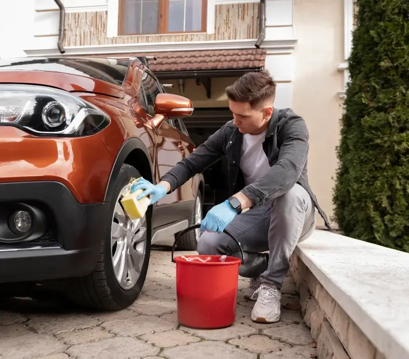 Lavage auto à domicile Saint-Priest-en-Jarez : professionnel intervenant sur un véhicule